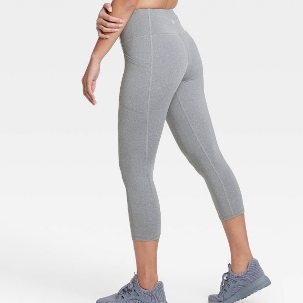 Last 1! All in Motion High Rise Capri Leggings L - Picture 2 of 10